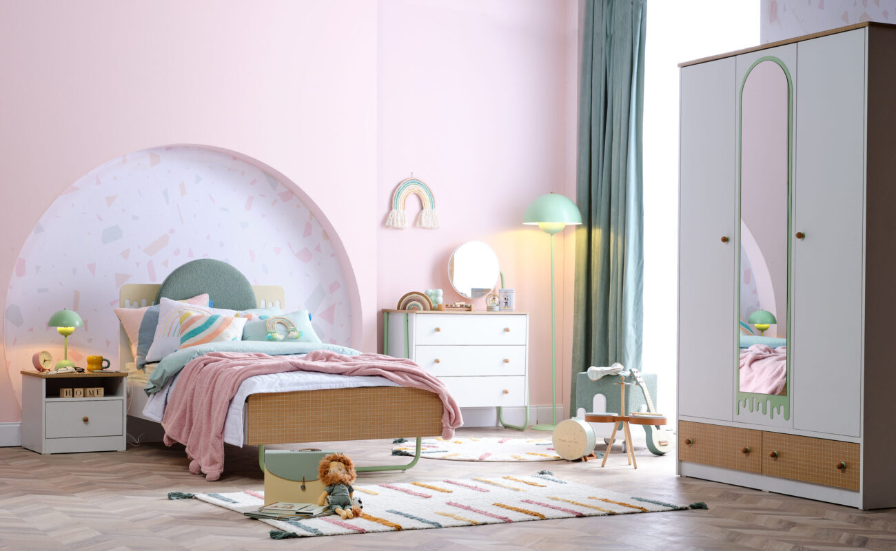 JOLLY YOUNG ROOM (1)