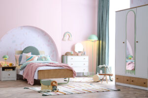 JOLLY YOUNG ROOM (1)